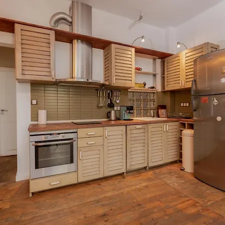 Apartment That 70's ~ Top Center With Balcony *