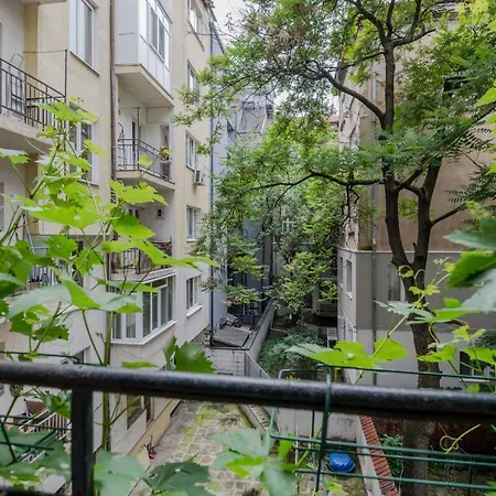 That 70's ~ Top Center With Balcony Apartment